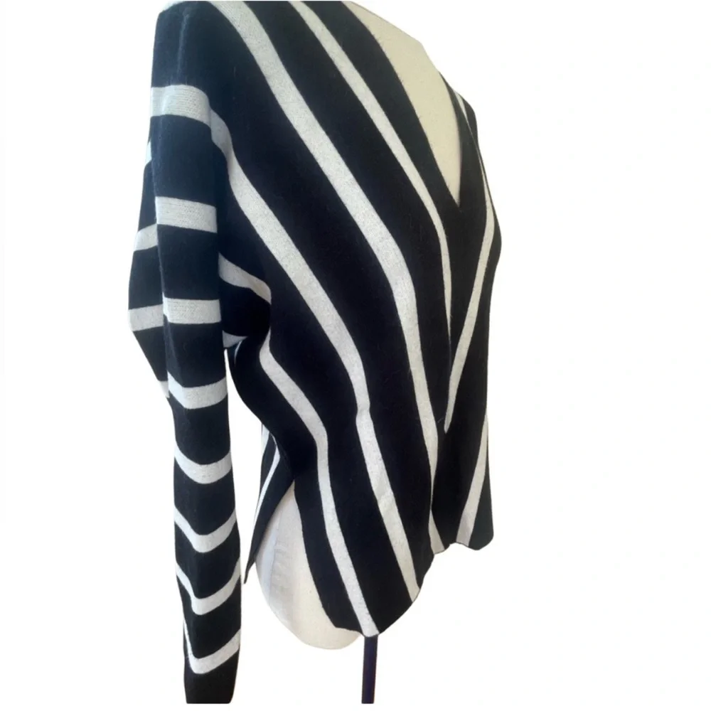 Anthropologie Moth Striped V neck sweater black & white knit geometric soft top
